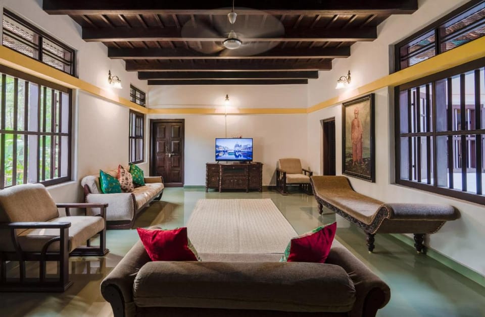 Communal lounge/ TV room, TV and multimedia, Living room, Seating area, Evening entertainment