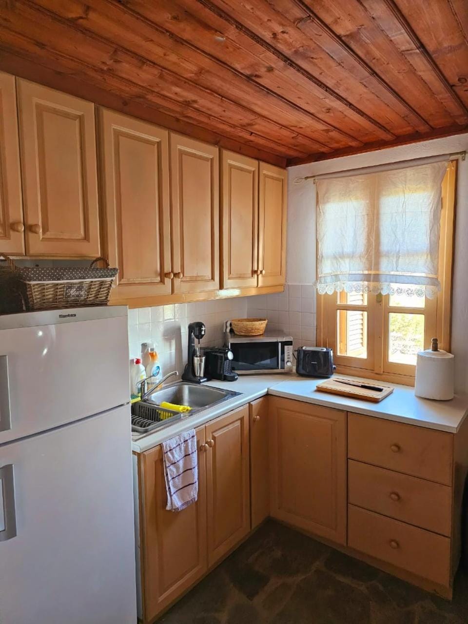 Kitchen or kitchenette, oven