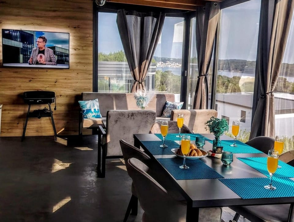 BBQ facilities, TV and multimedia, View (from property/room), Balcony/Terrace, Seating area, Dining area, Sea view