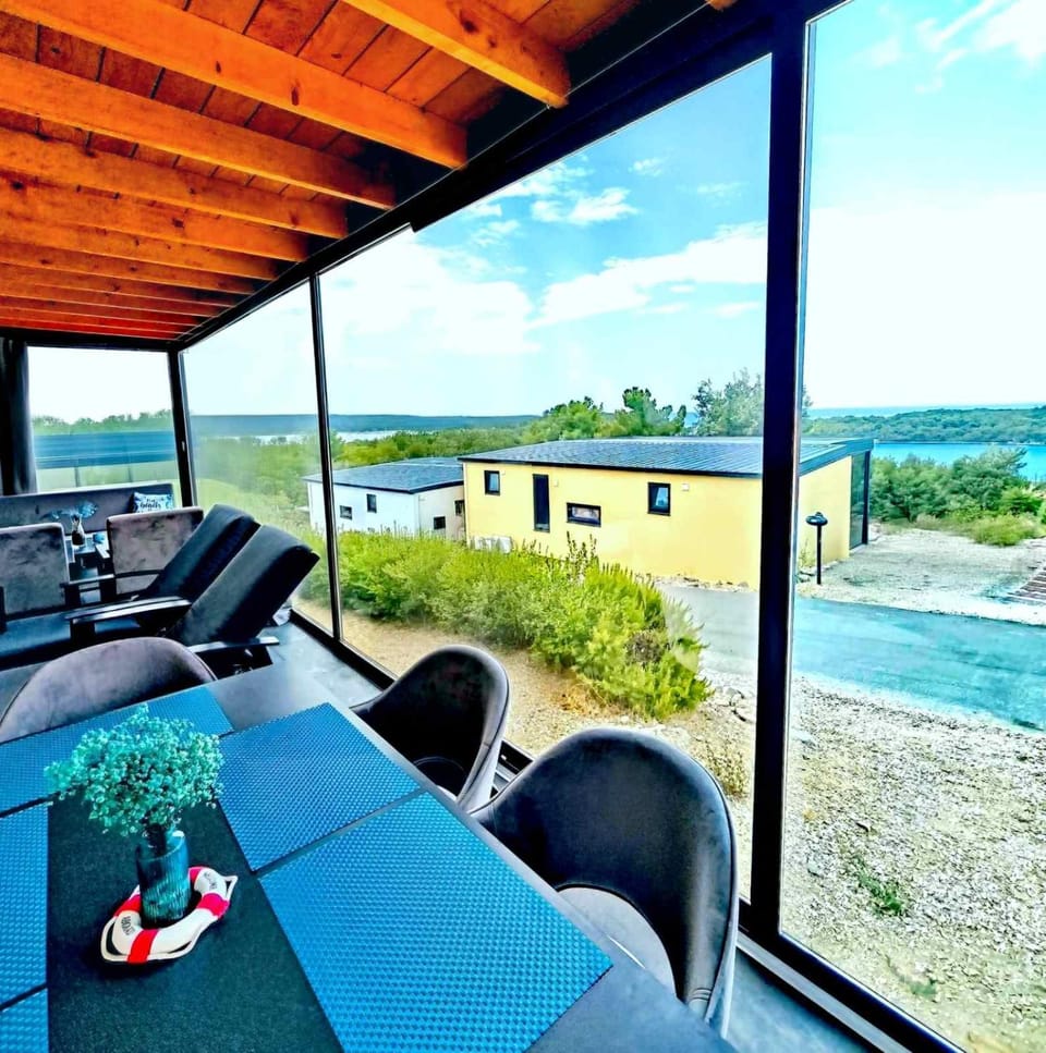 Property building, Natural landscape, Balcony/Terrace, Seating area, Dining area, Sea view, internet, air conditioner