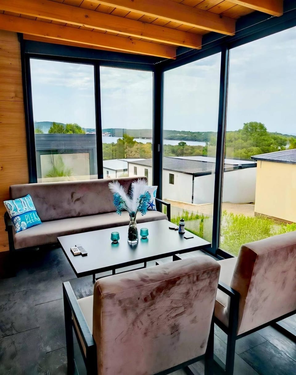 Property building, Nearby landmark, Communal lounge/ TV room, Natural landscape, TV and multimedia, Seating area, Dining area, Landmark view, Sea view, air conditioner