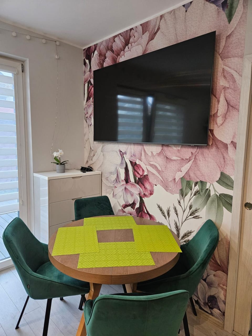 Communal lounge/ TV room, TV and multimedia, Living room, Seating area, Dining area, Evening entertainment