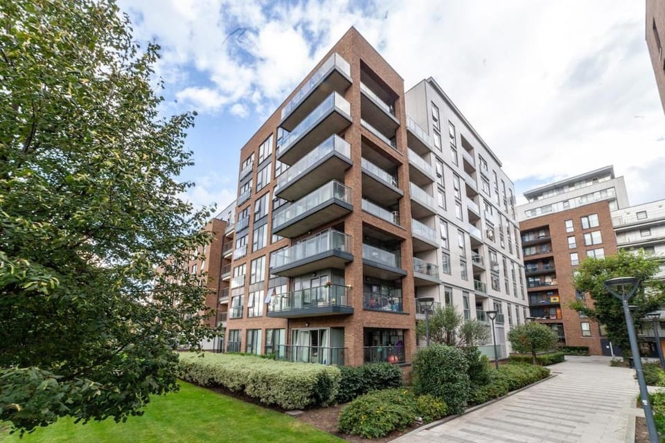 Stylish Canary Wharf Flat with Balcony & Gym, Sleeps 4 Apartment in London Borough of Lewisham