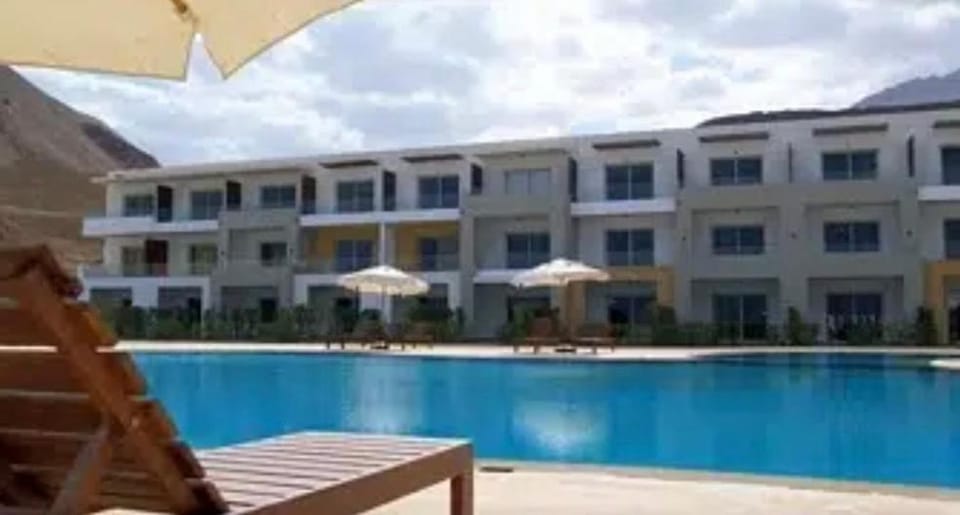 Property building, Patio, Day, Pool view, Swimming pool, sunbed