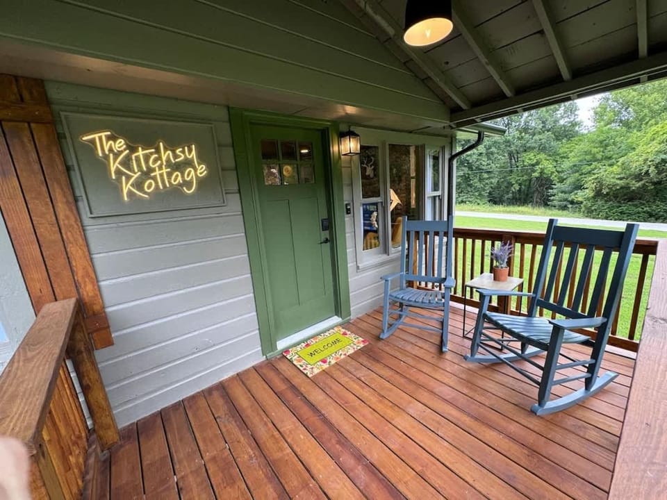 Kitschy Kottage House in Springfield