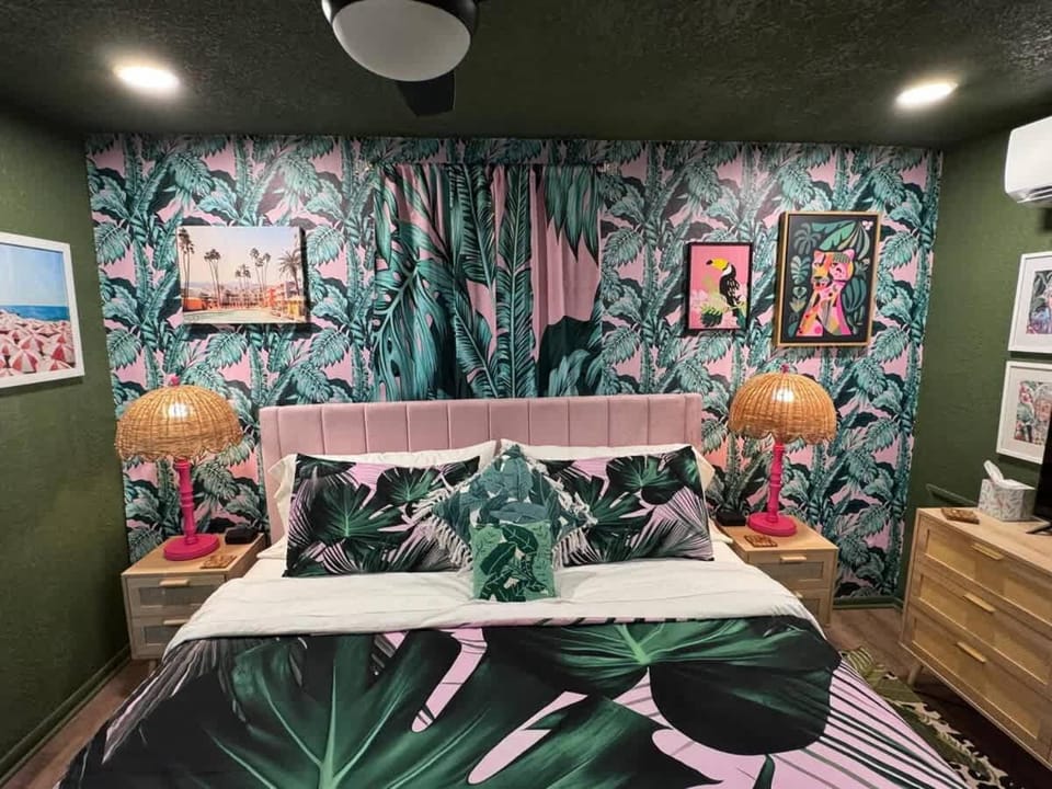 Kitschy Kottage House in Springfield