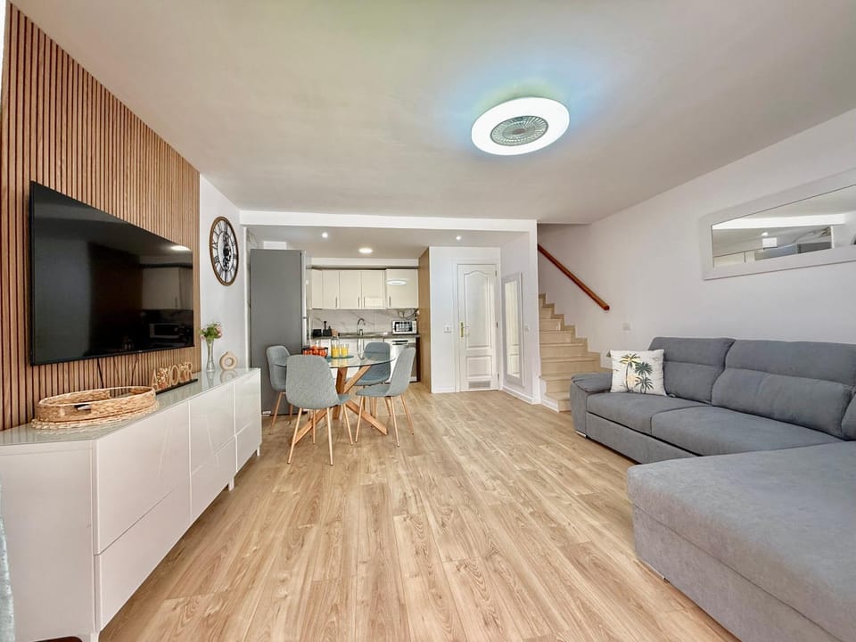 TV and multimedia, Living room, Photo of the whole room, Decorative detail, Dining area