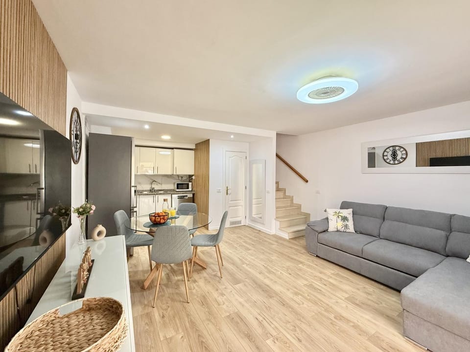 TV and multimedia, Kitchen or kitchenette, Living room, Seating area, Dining area