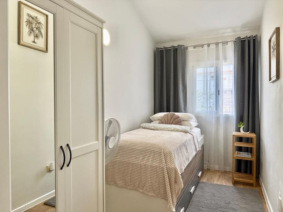 Bed, Photo of the whole room, Bedroom, wardrobe