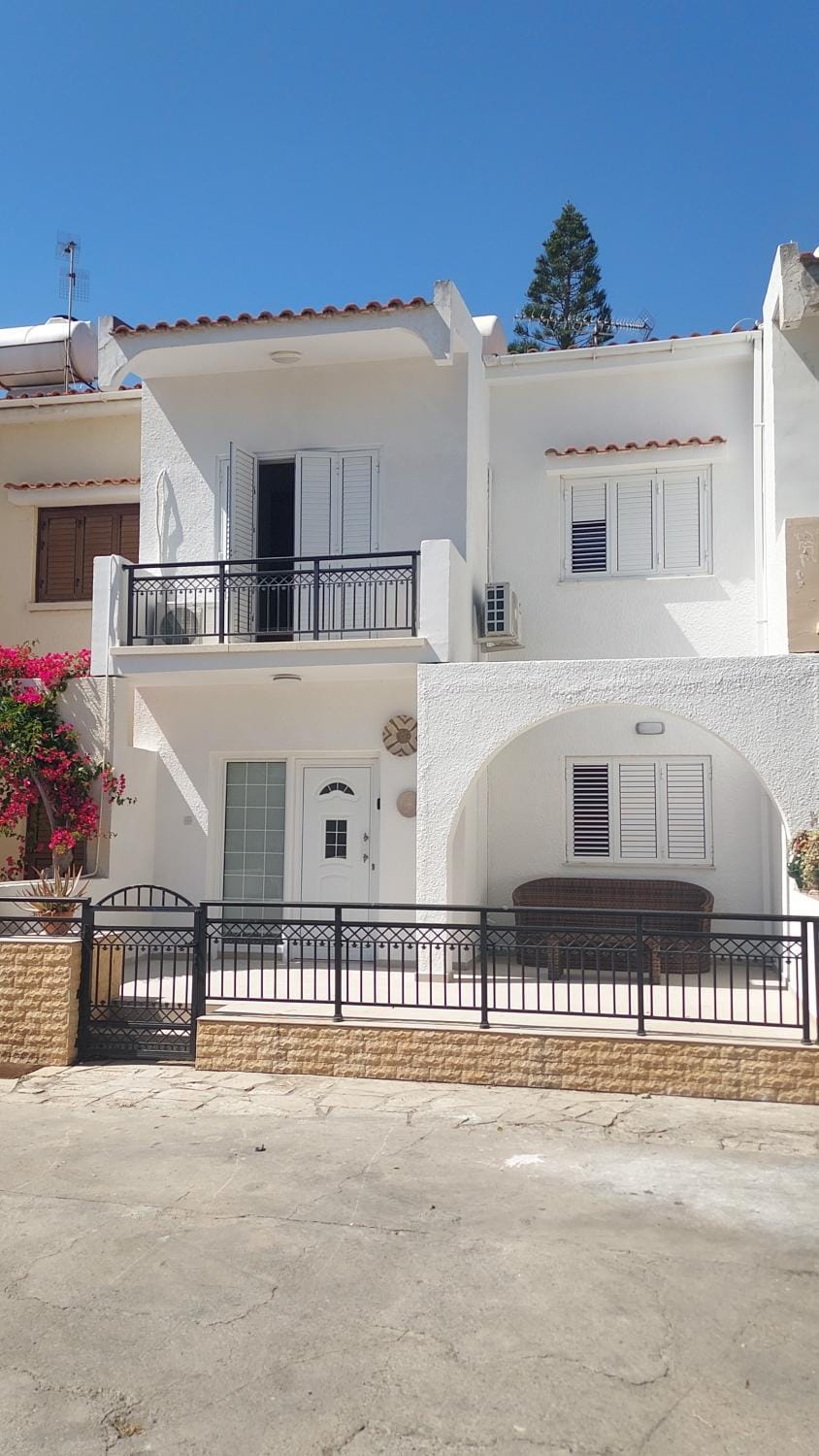 Property building, Day, Balcony/Terrace