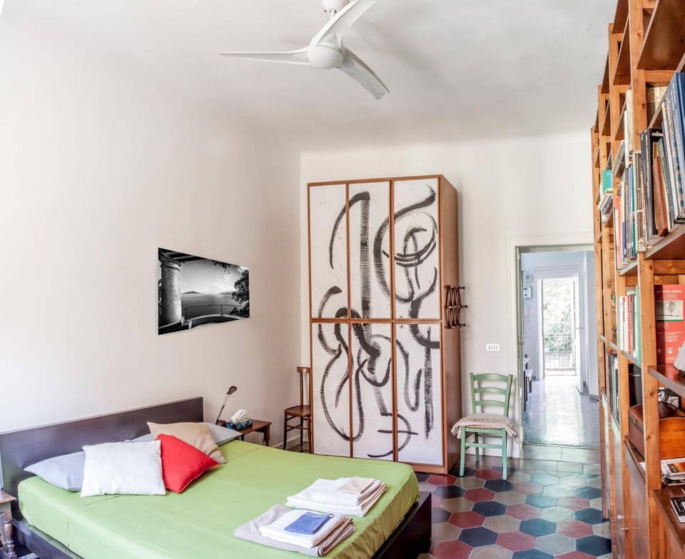 Bed, Library, TV and multimedia, Photo of the whole room, fireplace, hair dresser