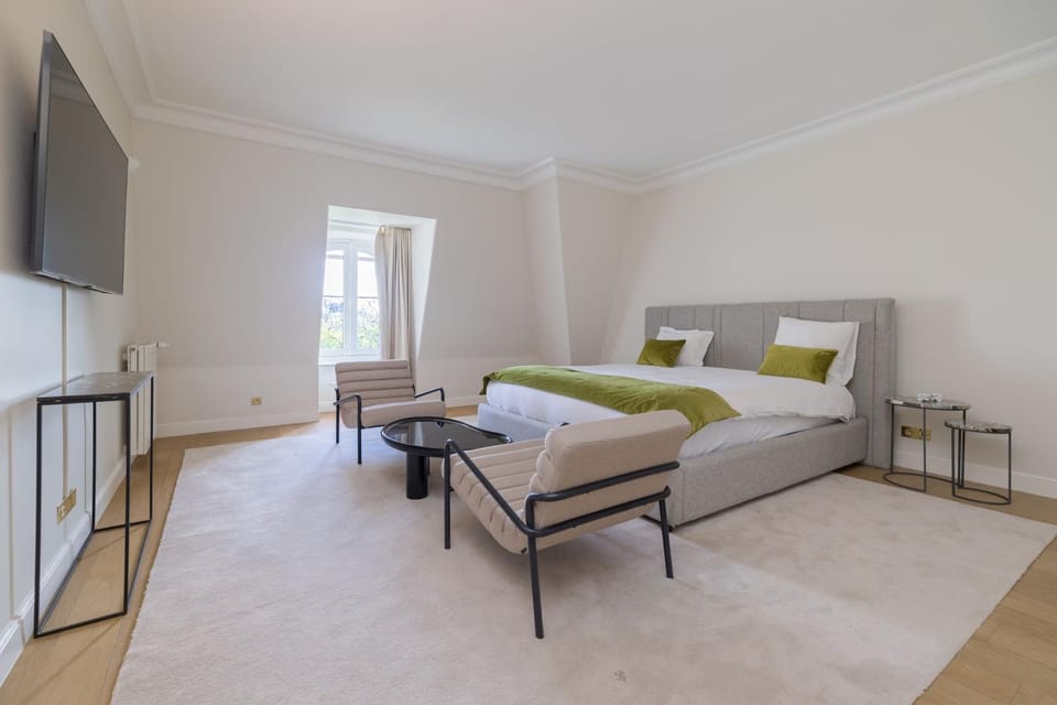 Communal lounge/ TV room, Bed, TV and multimedia, Living room, Photo of the whole room, Seating area, Evening entertainment, Bedroom