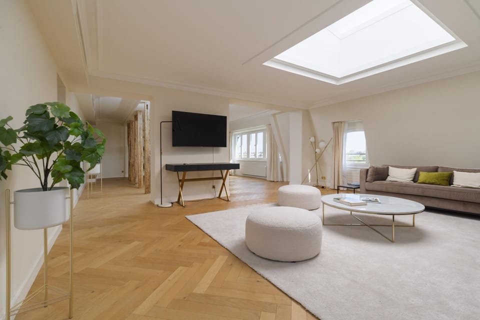 Communal lounge/ TV room, TV and multimedia, Living room, Seating area, Evening entertainment