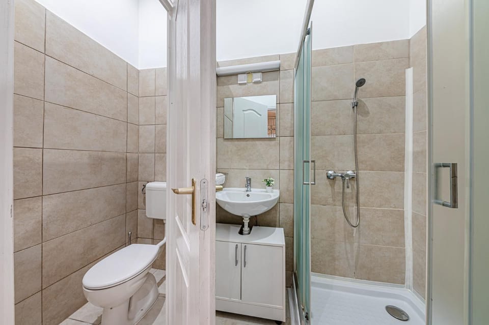 Shower, Toilet, Bathroom, Bath, towels