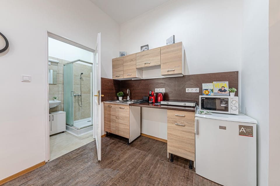 Bathroom, Kitchen or kitchenette, stove