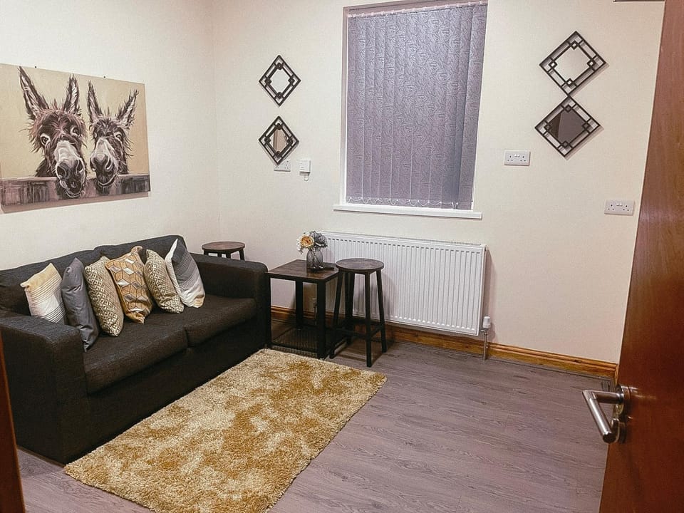 Living room, Seating area, internet