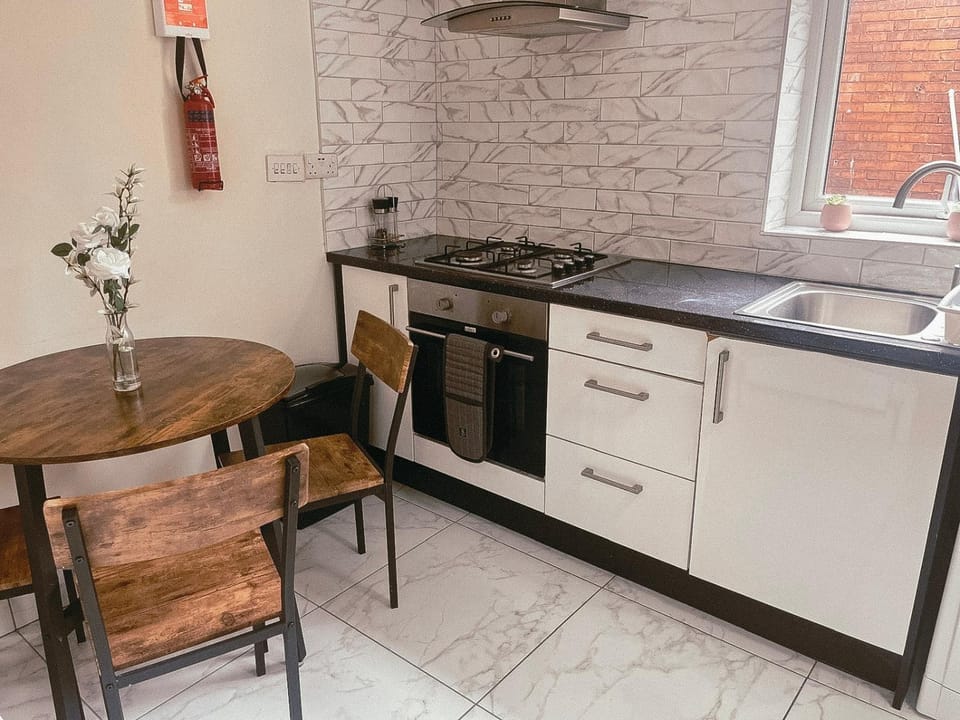 Kitchen or kitchenette, Dining area, stove