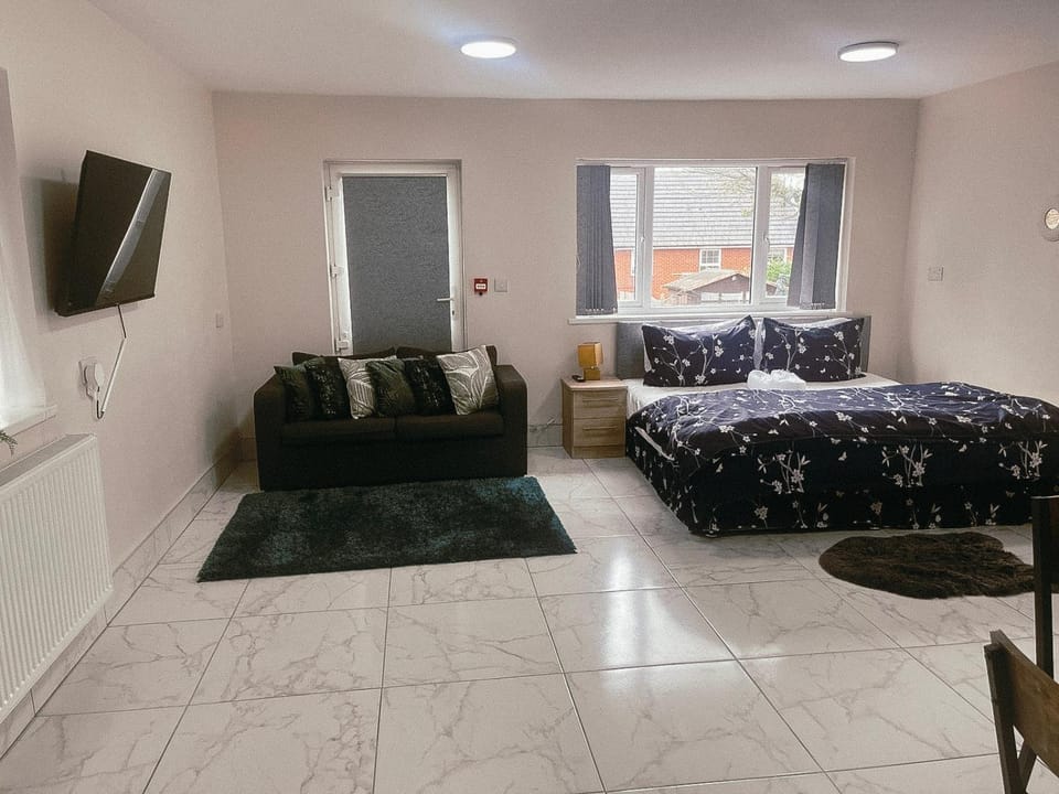 Bed, TV and multimedia, Living room, Photo of the whole room, Seating area, Bedroom