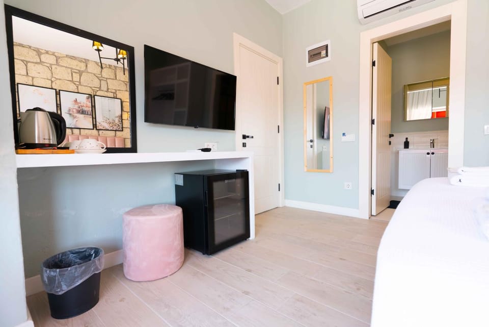 Bed, TV and multimedia, minibar