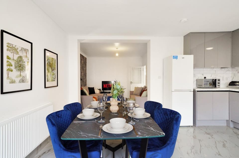 Modern Modern Wembley Abode - Parking - Garden - Sleeps 14 House in Wembley