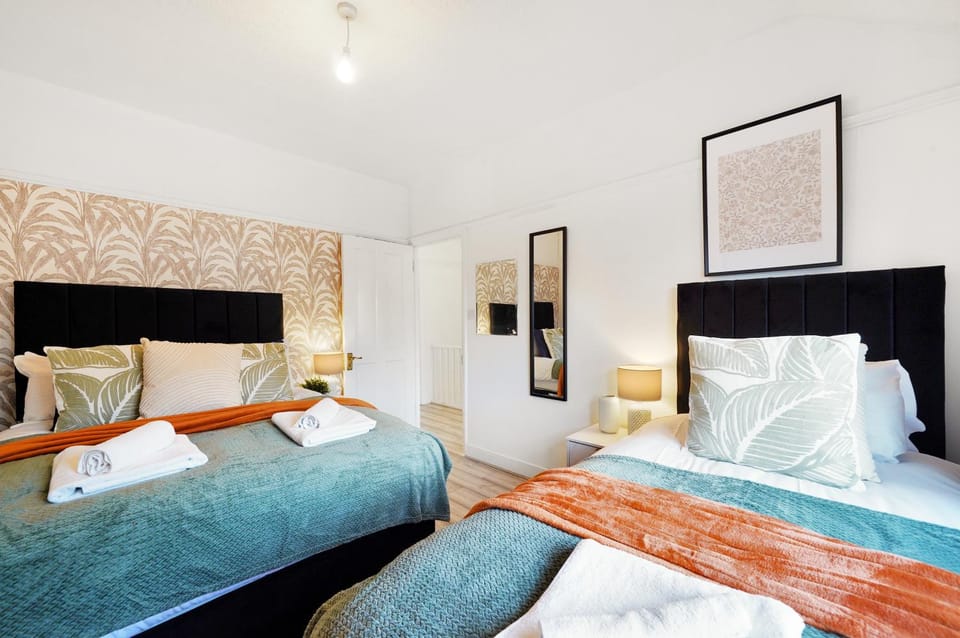 Modern Modern Wembley Abode - Parking - Garden - Sleeps 14 House in Wembley