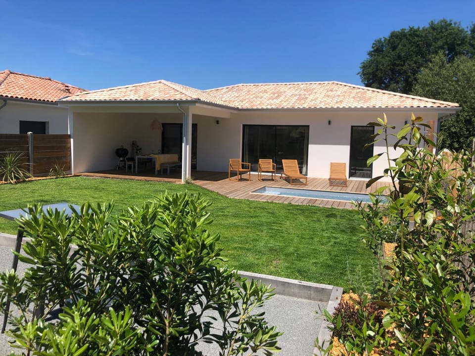 Property building, Spring, Day, Garden, Garden view
