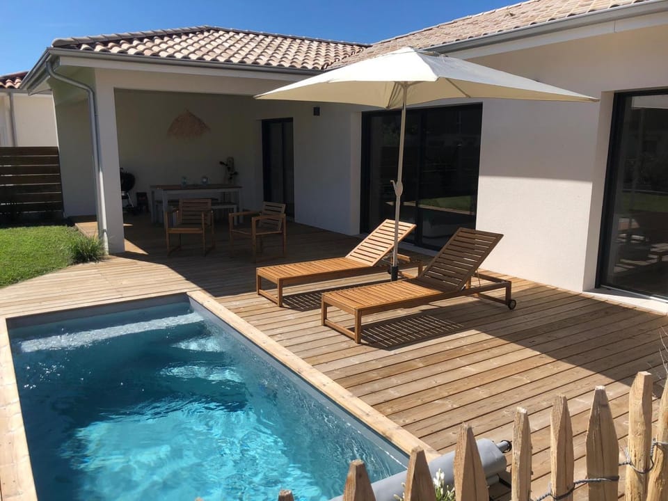 Property building, Patio, Day, Pool view, Swimming pool, sunbed