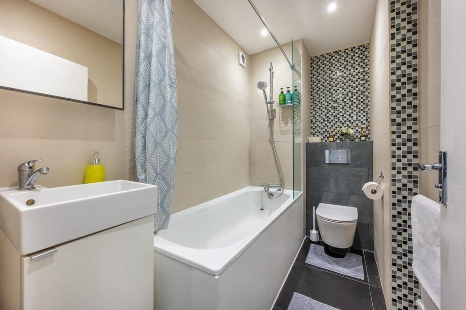 Shower, Toilet, Bathroom, Bath, towels