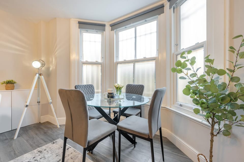 Living room, Seating area, Dining area