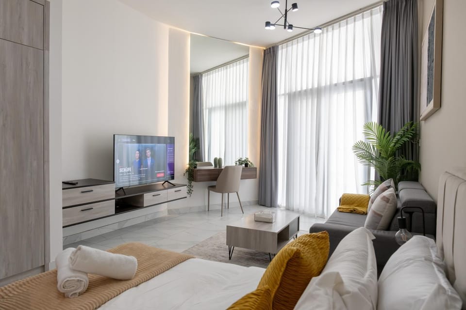 Bed, TV and multimedia, Seating area