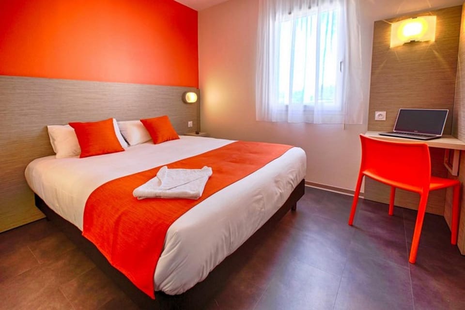 Staff, Staff, Staff, Bed, People, People, People, View (from property/room), View (from property/room), Photo of the whole room, Decorative detail, Decorative detail, On site, Family, Family, Family