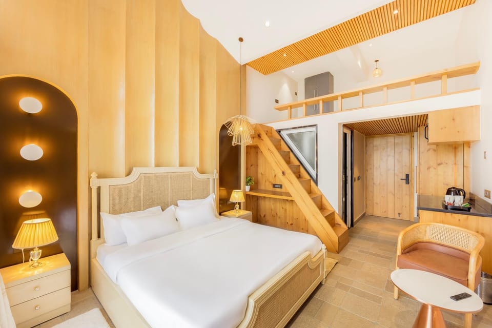 Bed, Photo of the whole room, Seating area