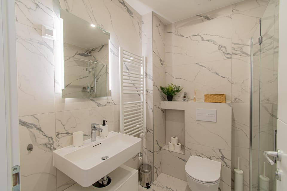 Shower, Toilet, Bathroom, On site, Location, towels