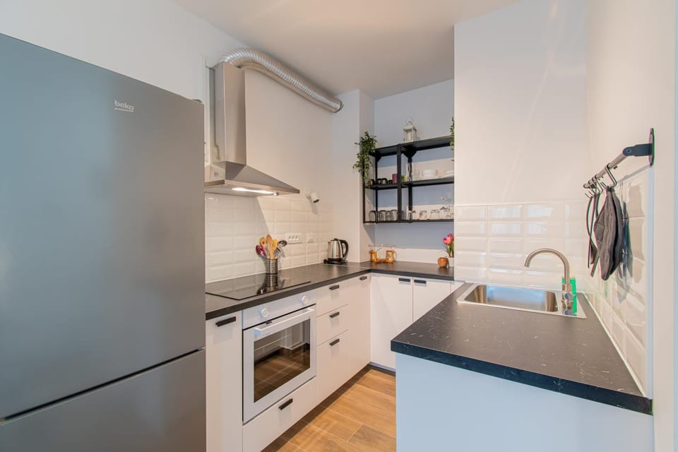Coffee/tea facilities, Kitchen or kitchenette, dishwasher, internet, oven, stove