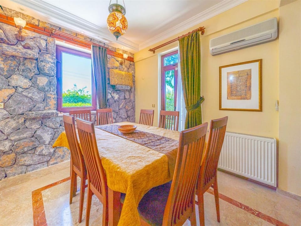 Seating area, Dining area, air conditioner