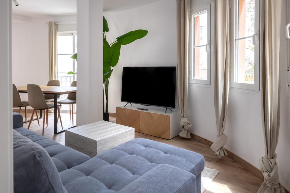 Communal lounge/ TV room, TV and multimedia, Living room, Seating area, Dining area