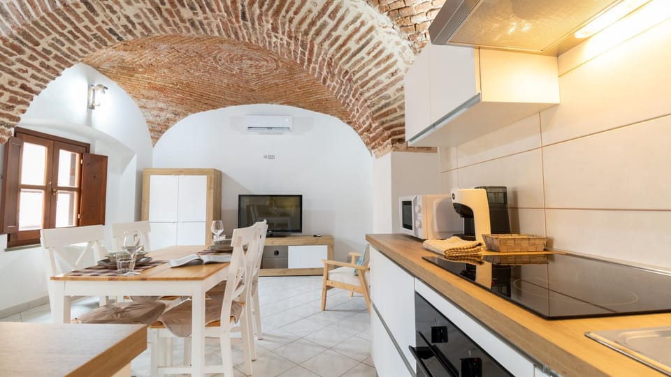 Kitchen or kitchenette, Dining area