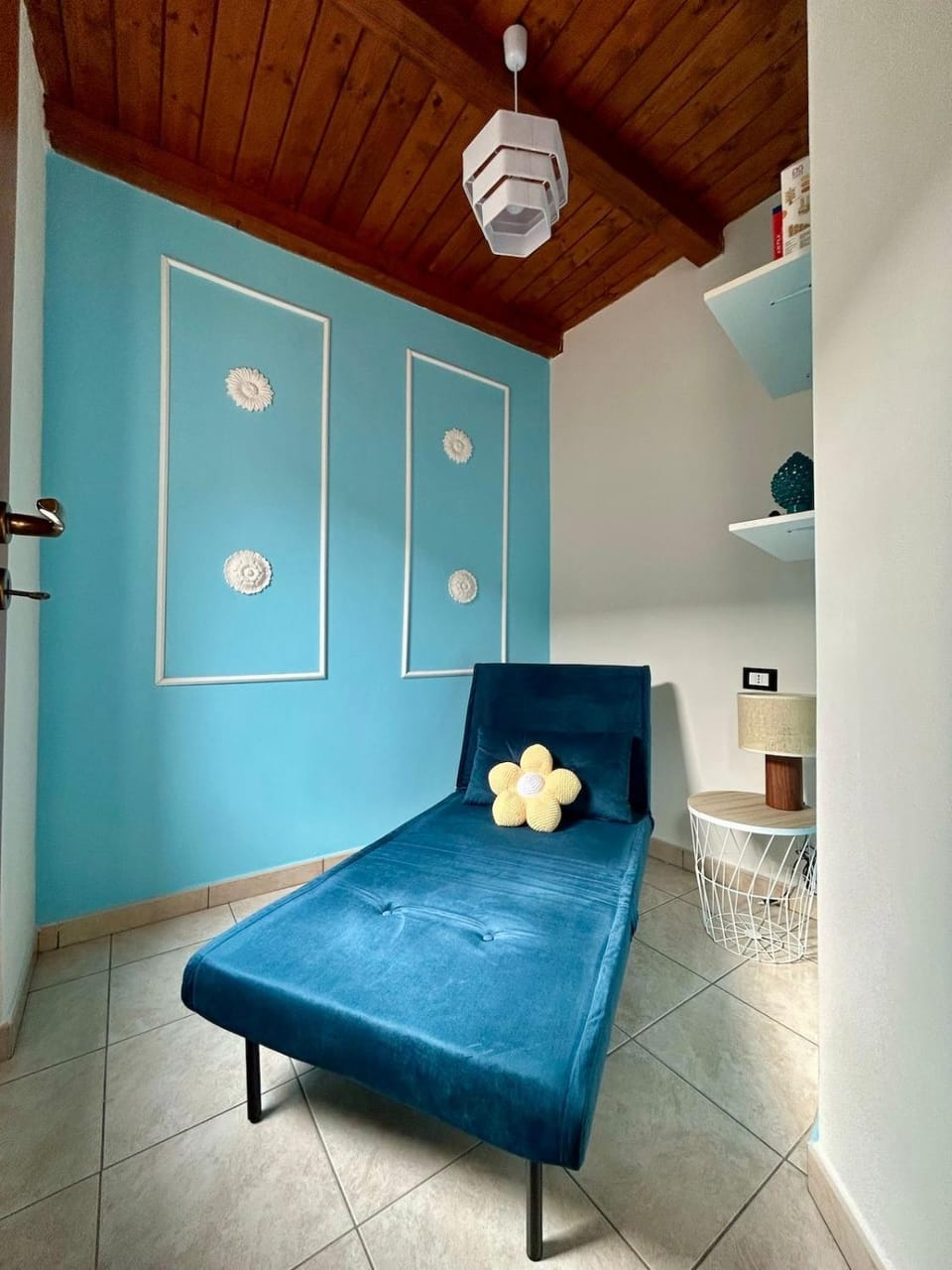 Photo of the whole room, Seating area