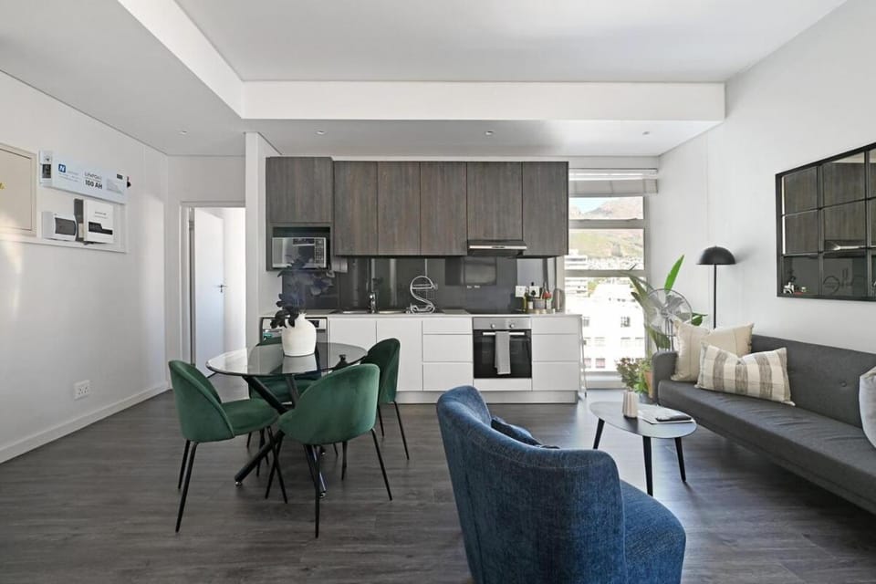MAYA - 2 Bedroom City Retreat l Backup Power & Parking Apartment in Cape Town