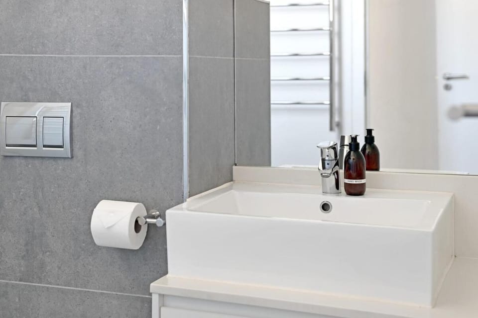 MAYA - 2 Bedroom City Retreat l Backup Power & Parking Apartment in Cape Town