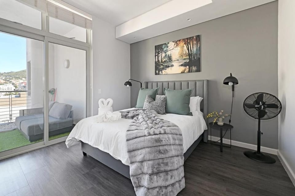 MAYA - 2 Bedroom City Retreat l Backup Power & Parking Apartment in Cape Town