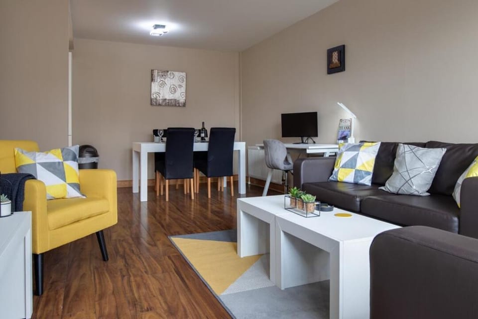 Bright & Spacious 2BR City Center - Free Secure Parking l Sleeps Up to 4 Apartment in Belfast