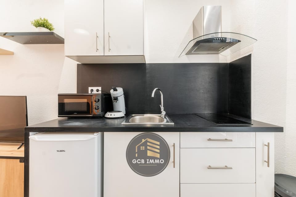 Coffee/tea facilities, Kitchen or kitchenette, stove