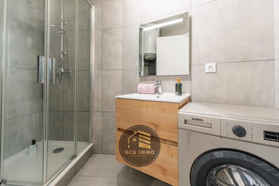 Shower, Bathroom, towels, washing machine