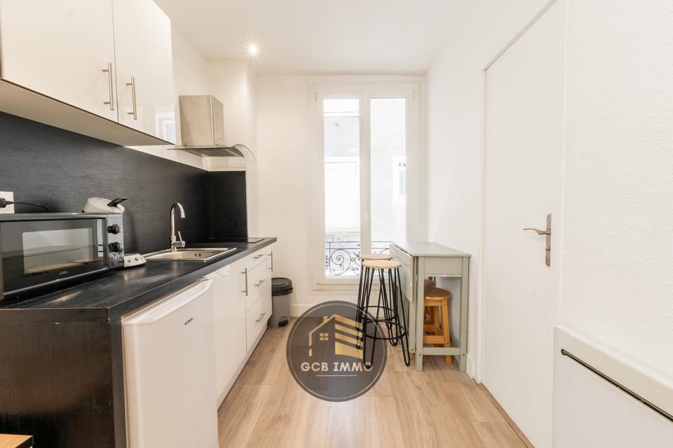 Kitchen or kitchenette, Dining area, stove
