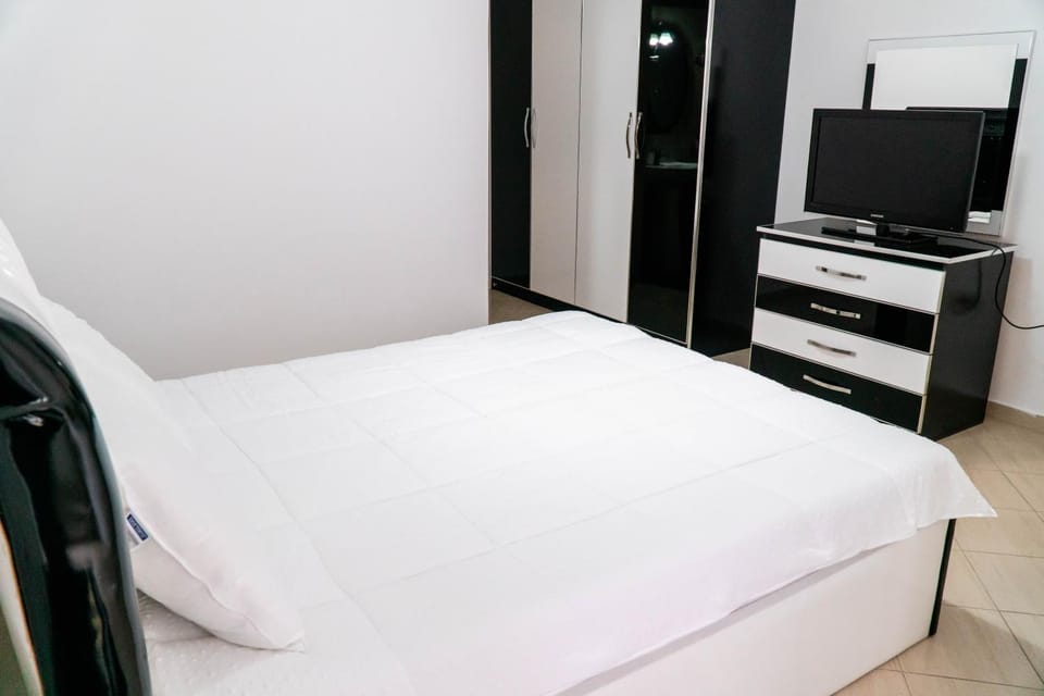 Bed, TV and multimedia, Bedroom