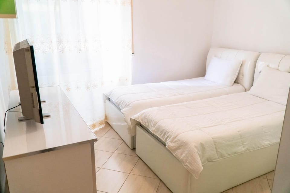 Bed, TV and multimedia, Bedroom