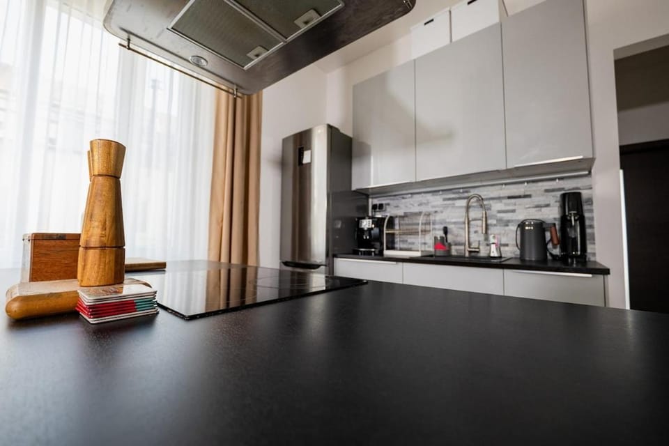 Coffee/tea facilities, Kitchen or kitchenette, stove