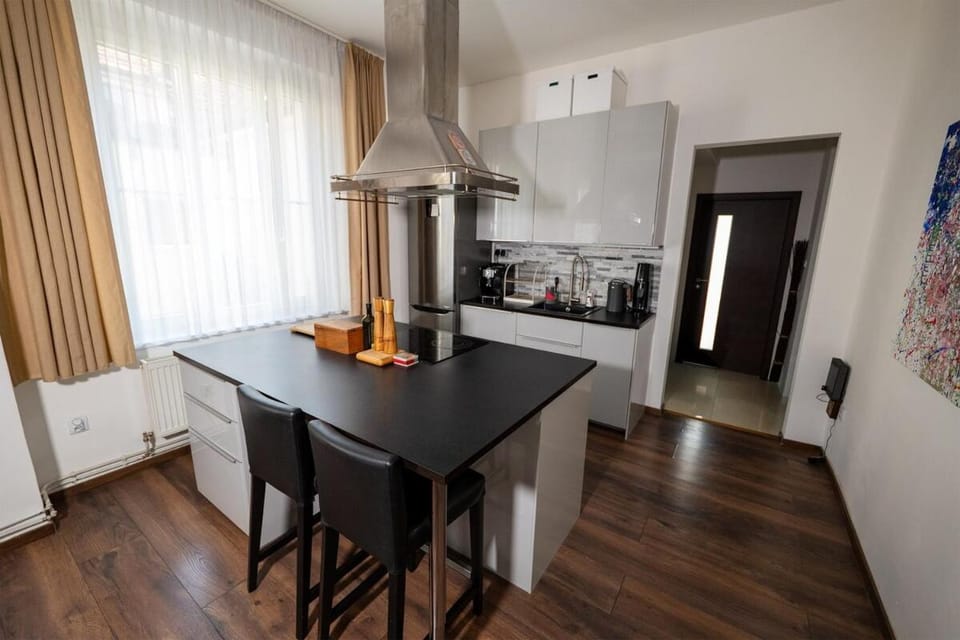 Coffee/tea facilities, Kitchen or kitchenette, stove