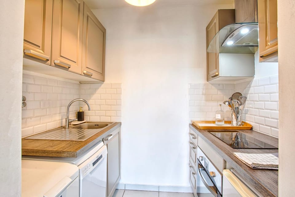 Kitchen or kitchenette, oven, stove